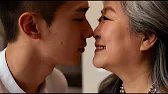 【恋愛ドラマ】若い男性に抱かれ、キスされながら、恥じらいの中で微笑みを取り戻す成熟した女性【年の差ロマンス】