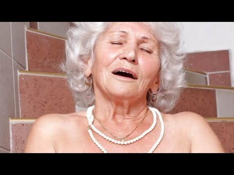 Women Over 70: How to Master Casual Elegance with Silver Hair