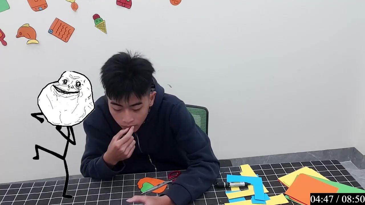 Những đường cắt kiên nhẫn biến tờ giấy đơn sơ...